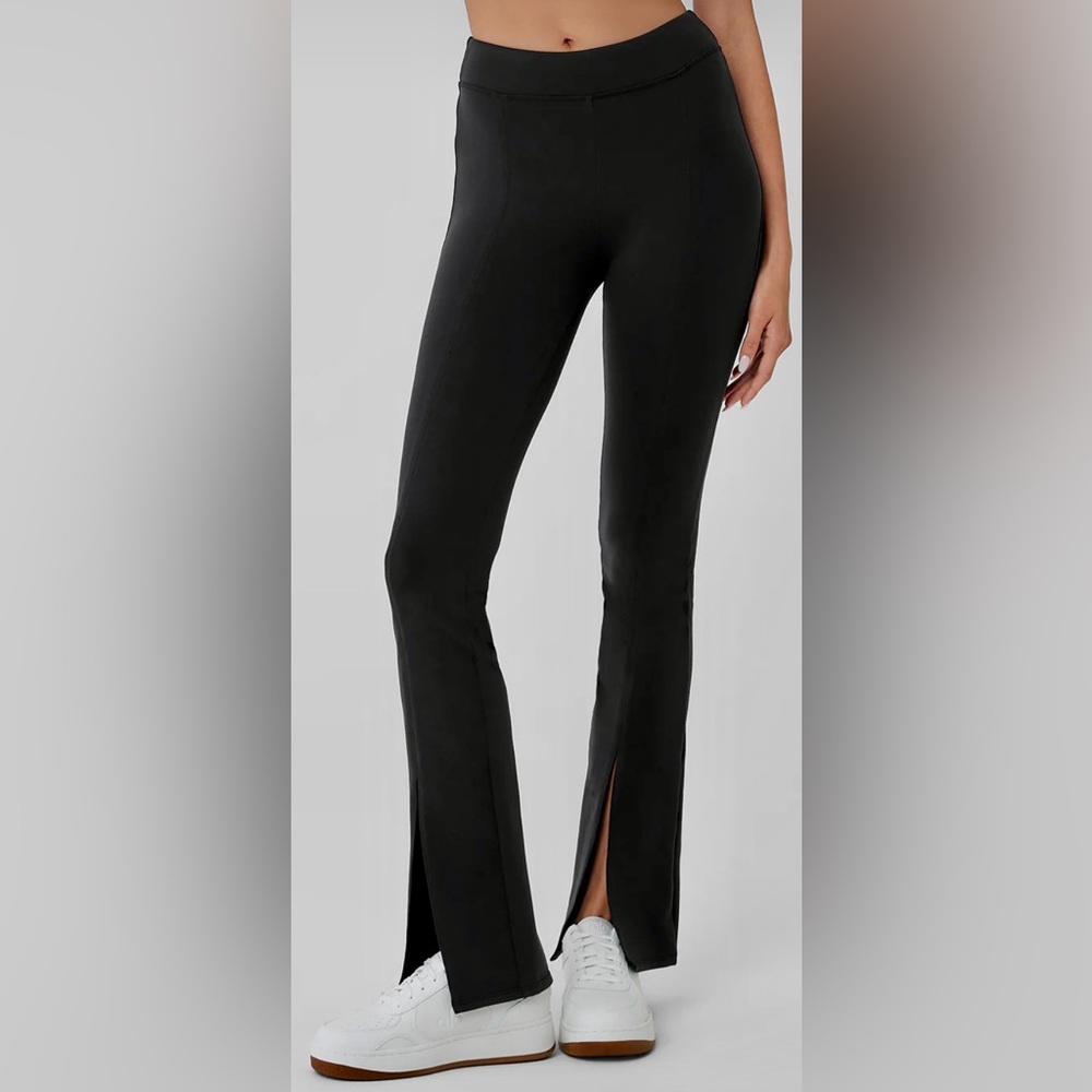 WOMENS SHO SHO PANTS
SIZE SMALL
SLITS FRONT BOTTOM